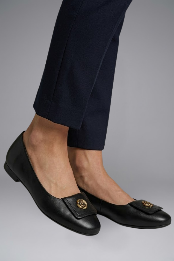 Women's Flat Leather Shoes with Slip-On Design for Everyday Wear